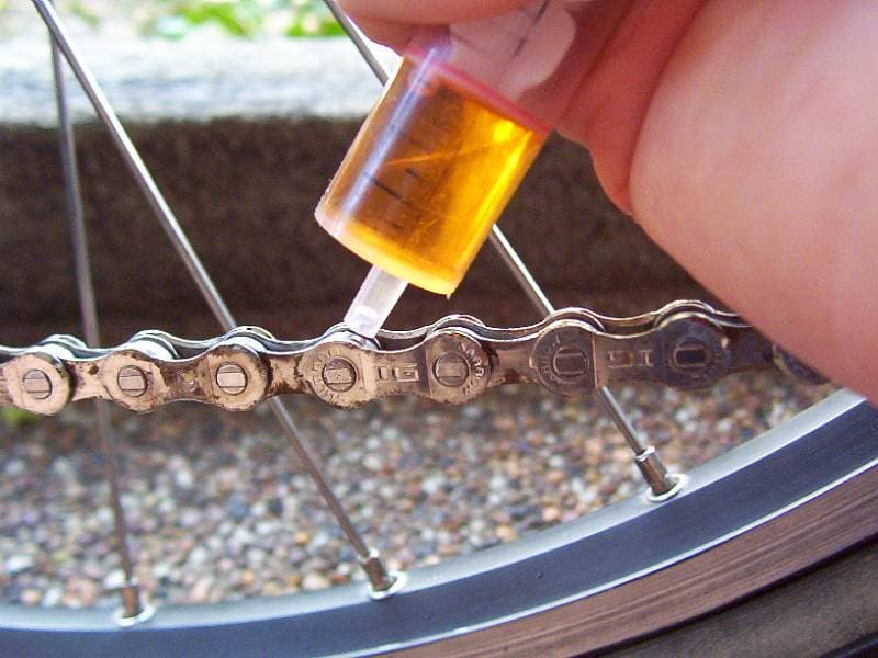 A dropper applying lubricant to a bicycle chain one link at a time